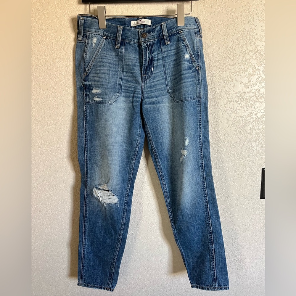 LIKE NEW Hollister size 3 distressed straight leg zip up jeans.